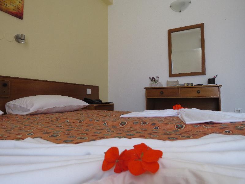 Maritime Hotel Apartments Petaloudes Экстерьер фото